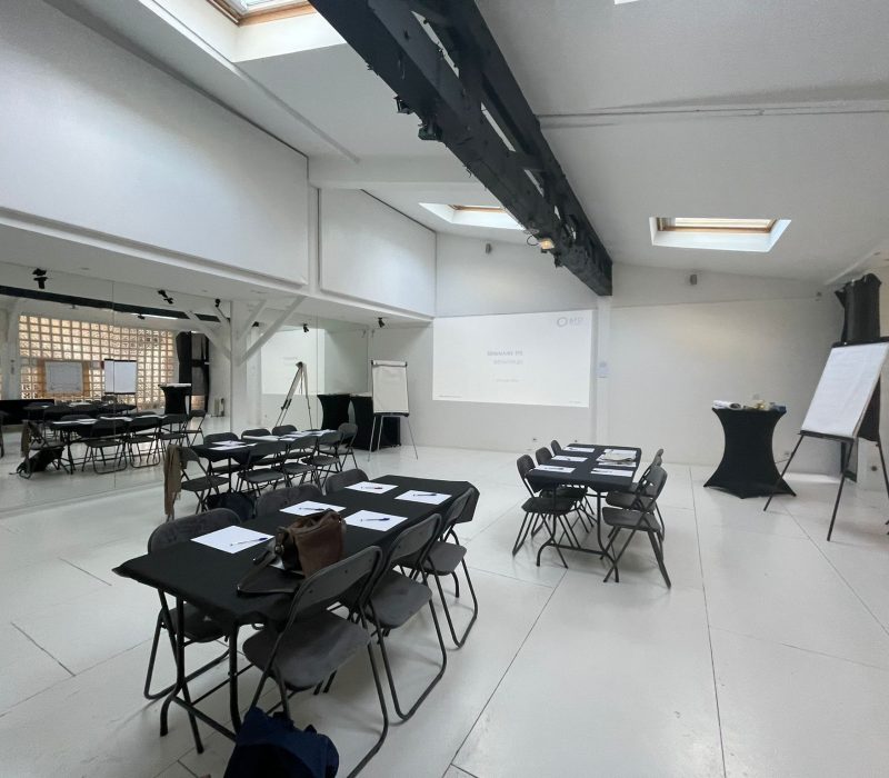 Atelier des abbesses – espace modulable Voici une image qui illustre un espace lumineux, polyvalent et ouvert sur un jardin, fidèle à l’esprit de L’Atelier des Abbesses.